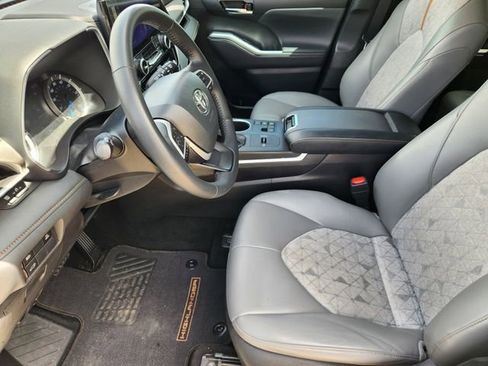 Used 2023 Toyota Highlander Bronze Edition FWD image 9
