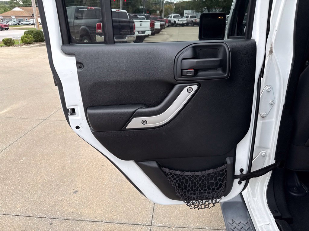 Used 2018 Jeep Wrangler Unlimited Sahara w/ Connectivity Group AWD/4WD image 47