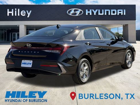 Used 2026 Hyundai Elantra SE image 4