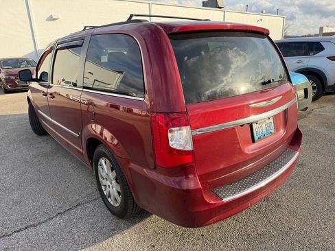 Used 2014 Chrysler Town & Country Touring image 4