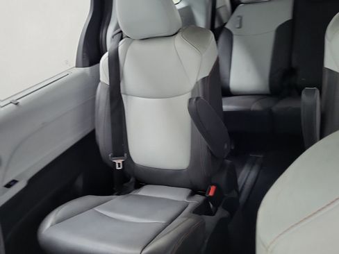 Used 2022 Toyota Sienna XSE AWD/4WD image 14