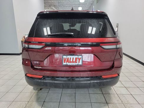 Used 2024 Jeep Grand Cherokee Altitude image 14