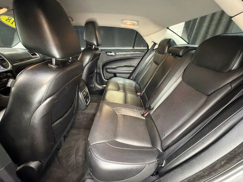 Used 2018 Chrysler 300 Limited RWD image 28