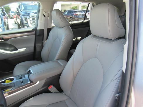 Used 2023 Toyota Highlander Limited FWD image 18