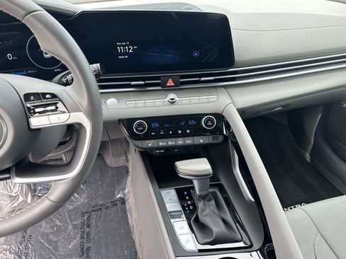 Certified 2025 Hyundai Elantra SEL image 25