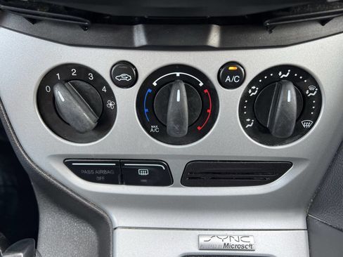 Used 2014 Ford Focus SE w/ SE Winter Package image 19