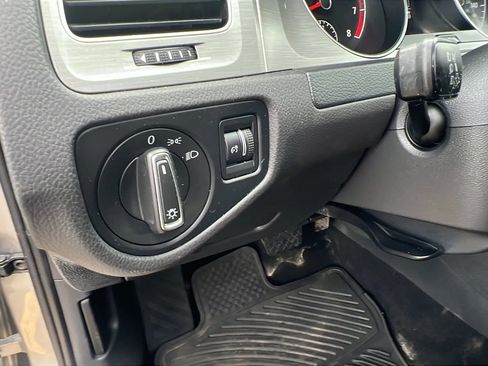 Used 2017 Volkswagen Golf S image 25