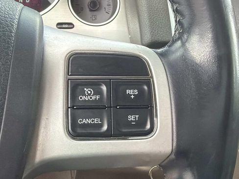 Used 2011 Volkswagen Routan SE FWD image 24
