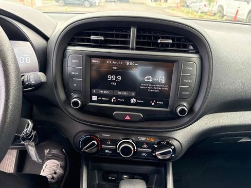 Used 2025 Kia Soul LX w/ LX Technology Package FWD image 8
