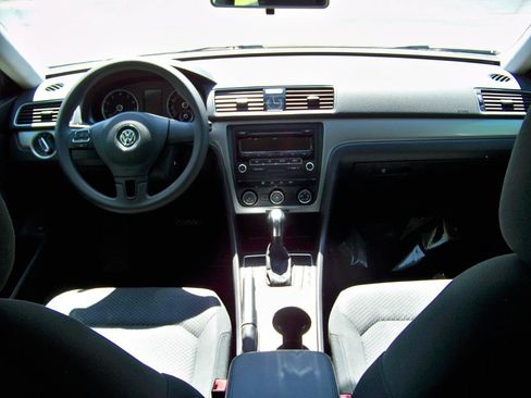Used 2013 Volkswagen Passat 2.5 S FWD image 35