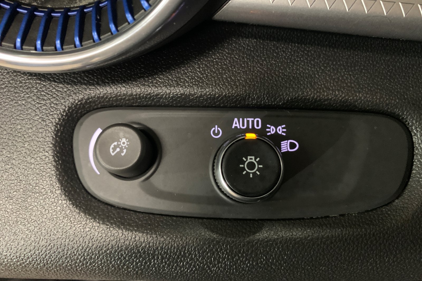 Used 2025 Chevrolet Trax LT w/ LT Convenience Package FWD image 31