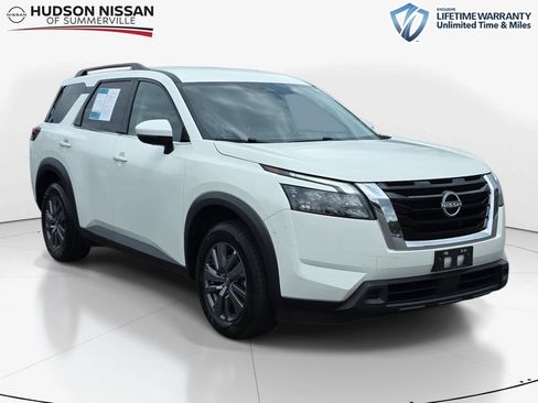 Used 2024 Nissan Pathfinder SV FWD image 1