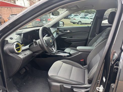 Used 2025 Chevrolet Trax LT w/ Driver Confidence Package image 11