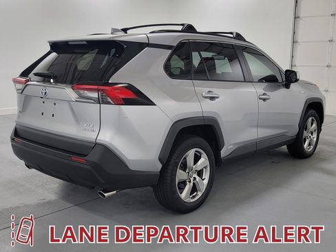 Used 2021 Toyota RAV4 XLE Premium image 7