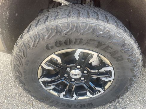 Used 2022 Chevrolet Silverado 1500 ZR2 image 9