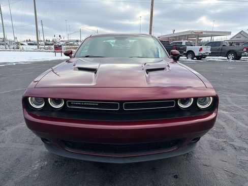 Used 2017 Dodge Challenger SXT image 2