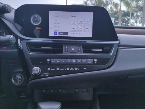 Used 2025 Lexus ES 300h w/ Premium Package image 25