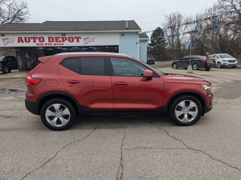 Used 2021 Volvo XC40 T4 Momentum image 2