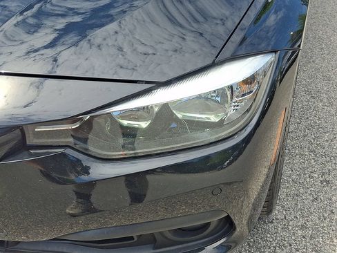 Used 2017 BMW 320i xDrive Sedan AWD/4WD image 30