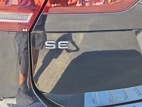 Used 2022 Volkswagen Tiguan SE R-Line image 32