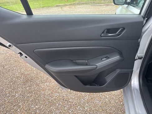 Used 2025 Nissan Altima 2.5 SV FWD image 12