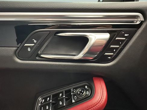 Used 2018 Porsche Macan S image 11