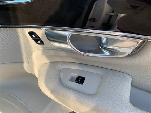 Used 2018 Volvo XC90 T6 Momentum w/ Convenience Package image 39