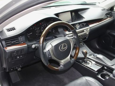 Used 2013 Lexus ES 350 w/ Luxury Pkg FWD image 19