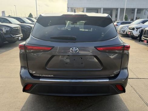 Used 2023 Toyota Highlander LE FWD image 6
