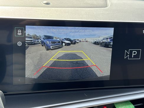 Certified 2025 Kia Sorento LX image 32