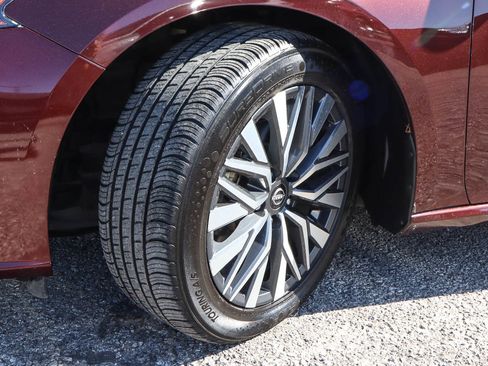 Used 2024 Nissan Altima 2.5 SV FWD image 17