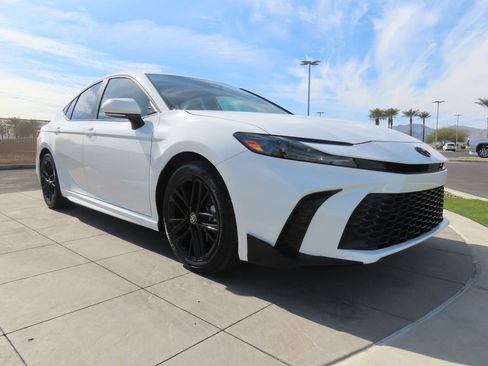 Used 2025 Toyota Camry SE image 3