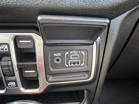 Used 2025 Jeep Gladiator Sport image 12
