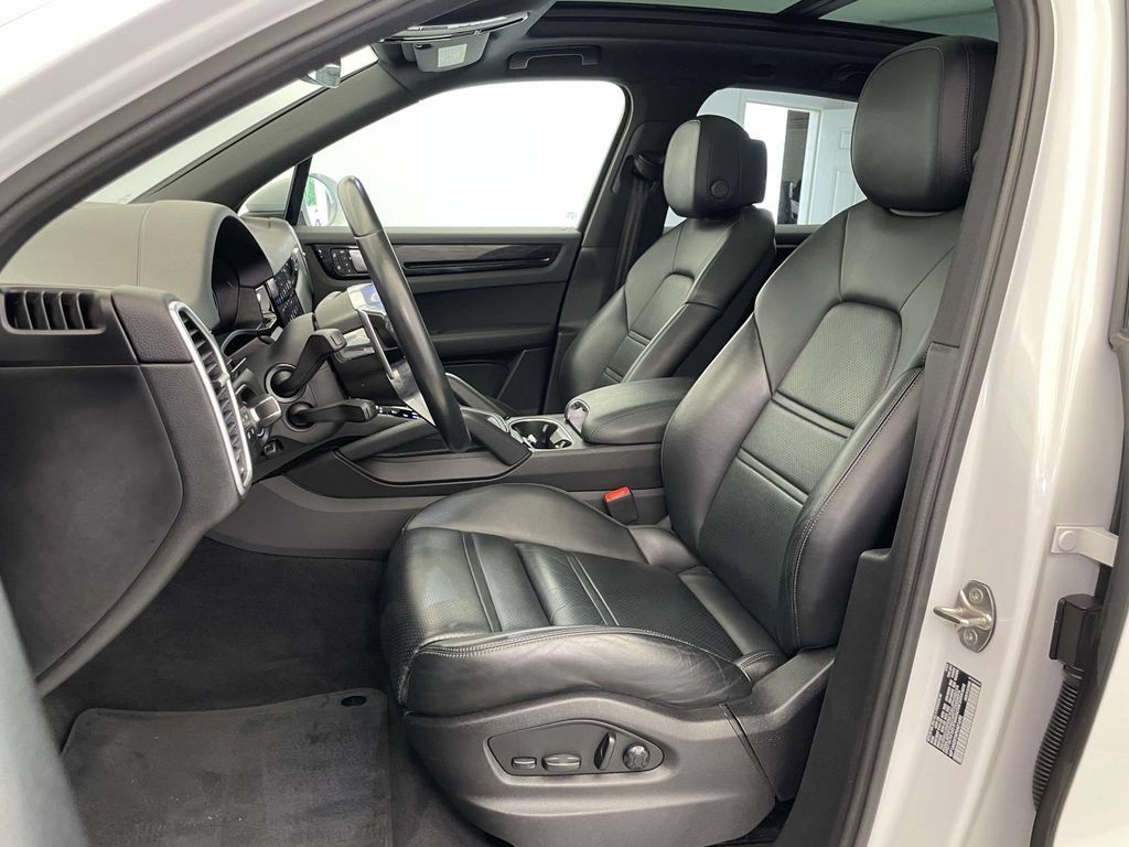 Certified 2023 Porsche Cayenne AWD/4WD image 5