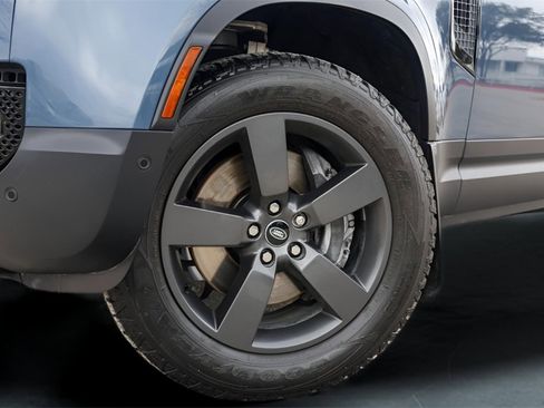 Used 2024 Land Rover Defender 110 SE image 4