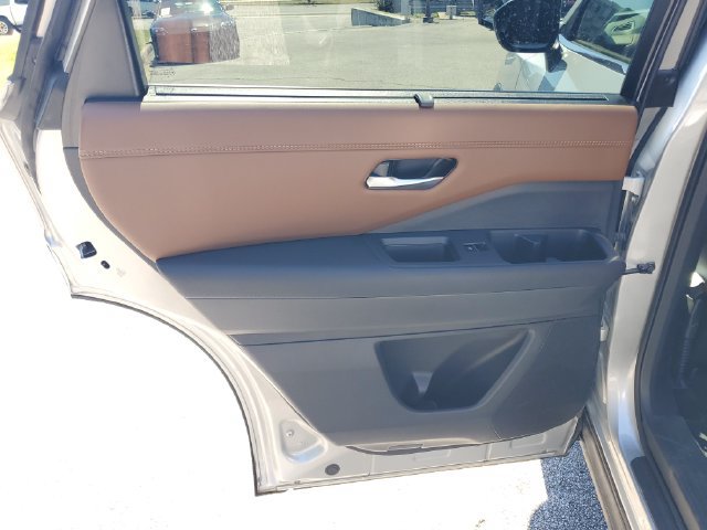 Certified 2025 Nissan Pathfinder Platinum w/ Cargo Package FWD image 38