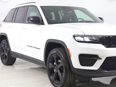 Used 2024 Jeep Grand Cherokee Altitude AWD/4WD image 36