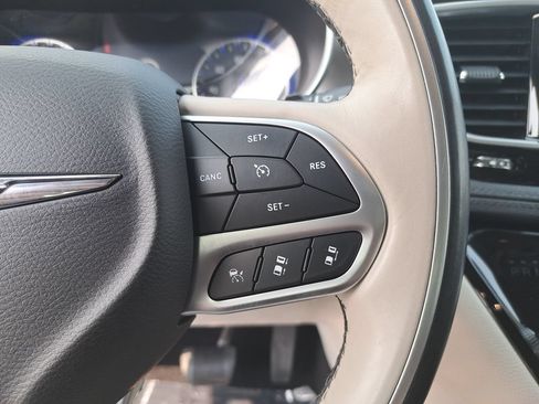Used 2018 Chrysler Pacifica Limited w/ Advanced Safetytec Group FWD image 20