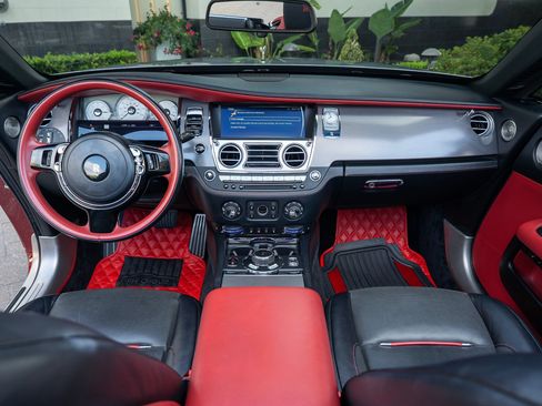 Used 2018 Rolls-Royce Dawn RWD image 4