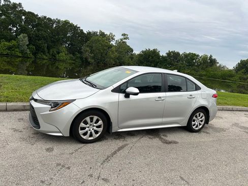 Used 2025 Toyota Corolla LE FWD image 2