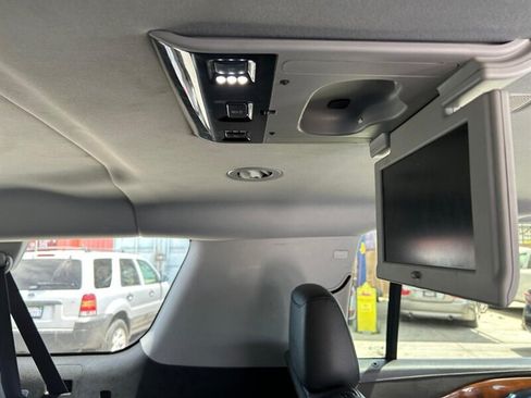 Used 2017 Cadillac Escalade ESV Premium Luxury AWD/4WD image 31