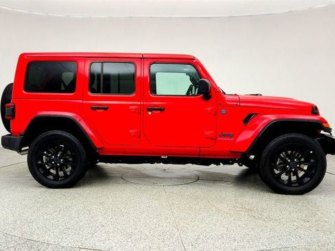 Used 2025 Jeep Wrangler Unlimited Sahara w/ Safety Group image 4