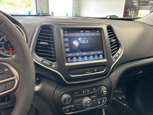 Used 2022 Jeep Cherokee Latitude Lux w/ Sun & Sound Group AWD/4WD image 18