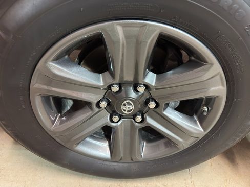 Used 2016 Toyota Tacoma Limited w/ Towing Package image 30