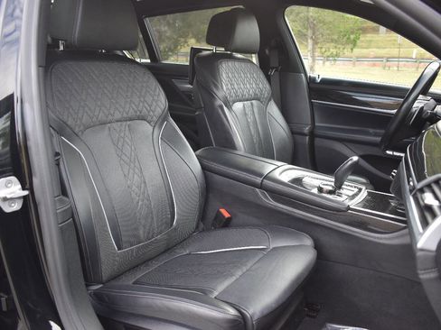 Used 2018 BMW 750i xDrive image 18