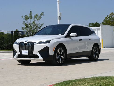 Used 2024 BMW iX xDrive50 w/ Premium Package AWD/4WD image 5