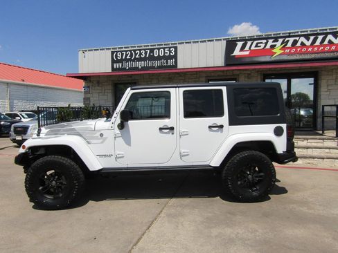 Used 2017 Jeep Wrangler Unlimited Sahara AWD/4WD image 2