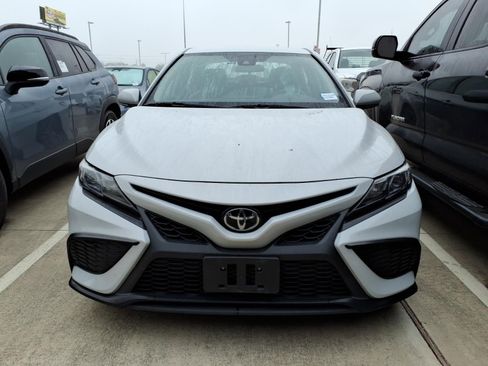 Used 2023 Toyota Camry SE image 3