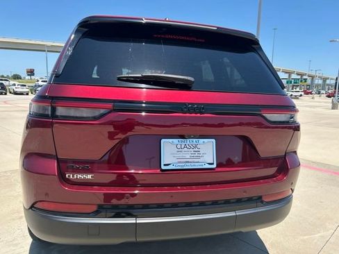 Used 2024 Jeep Grand Cherokee Altitude AWD/4WD image 8