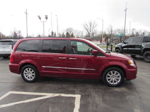 Used 2015 Chrysler Town & Country Touring w/ Driver Convenience Group image 4